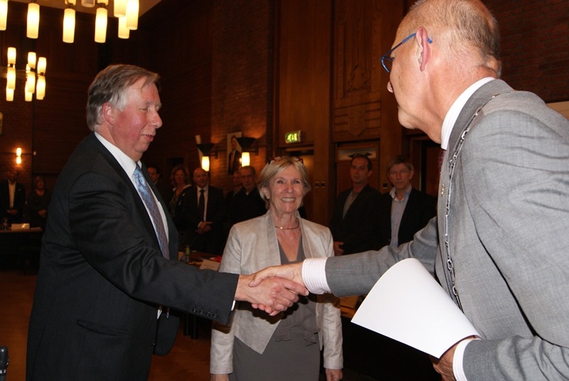 Burgemeester Staatsen feliciteert de twee nieuwe raadsleden