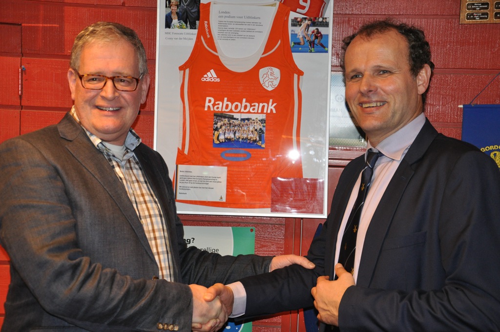 Rob Joosten Rabobank en Jelle Raap MHC Forescate bezegelen de sponsorovereenkomst met een handdruk. Foto | Ad de Gruiter