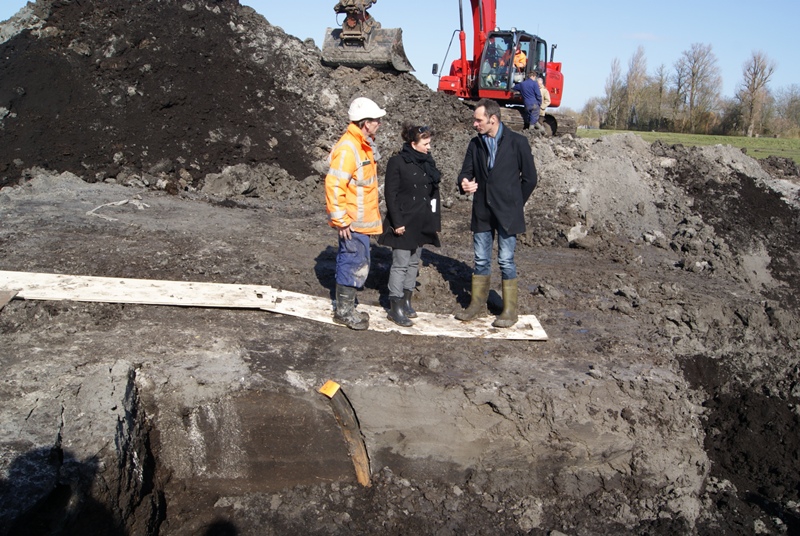 Wethouder Bianca Bremer (Ruimte) en hoogheemraad Aad Straathof van het hoogheemraadschap van Rijnland krijgen uitleg over de vondsten. 