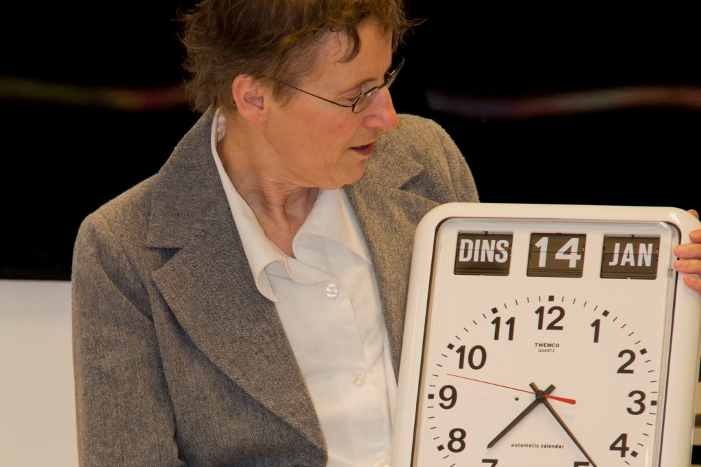 Unithoofd Neurologie Bregje Hendriks van het HagaZiekenhuis toont één van de 22 kalenderklokken, die dankzij een toekenning van het Rabobank Stimuleringsfonds konden worden aangeschaft.