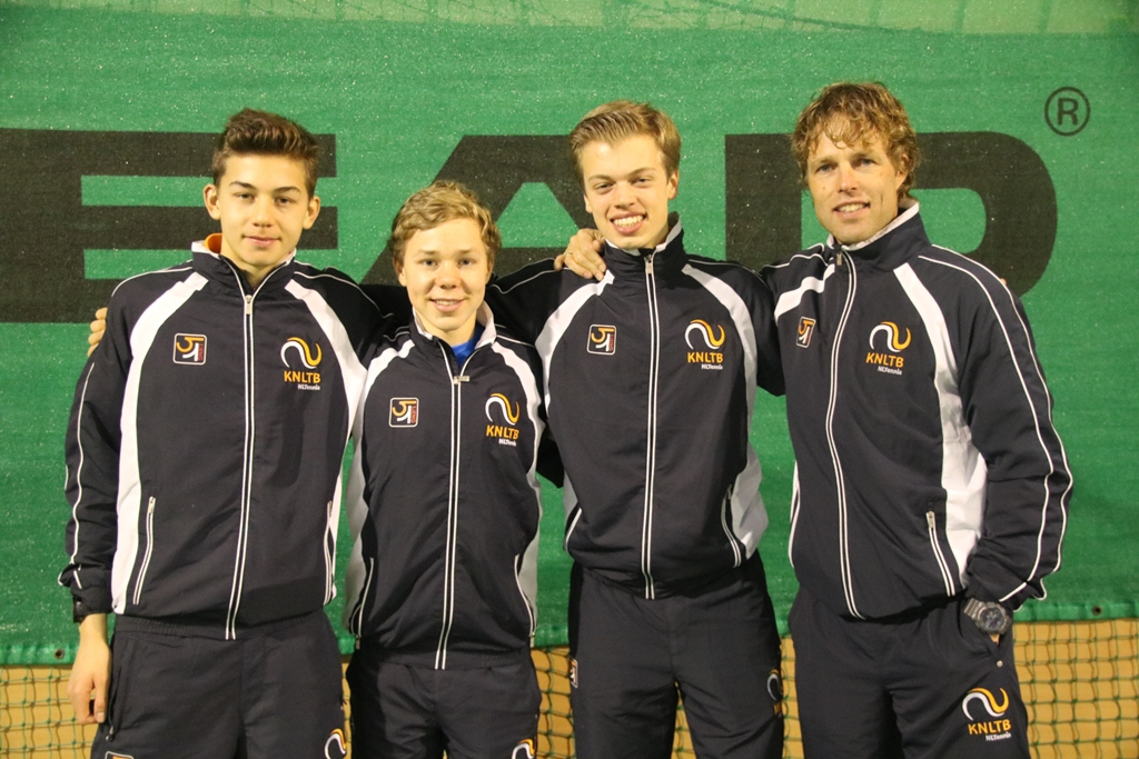 Het Nederlandse jeugdteam stond in de finale EK voor landenteams. Lodewijk Weststrate uit Voorschoten is tweede van links. Foto | pr