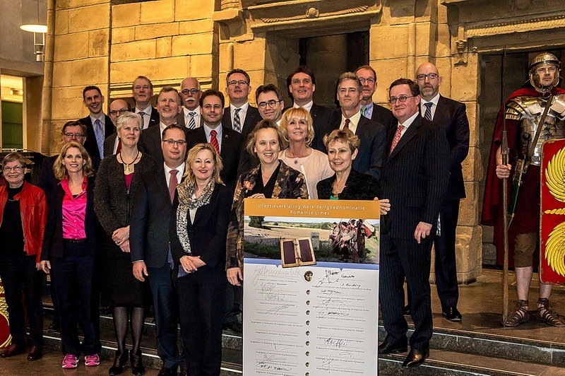 Minister Bussemaker, provincies en gemeenten ondertekenden vandaag de intentieverklaring over de Romeinse Limes. Foto | J.P. Kranenburg