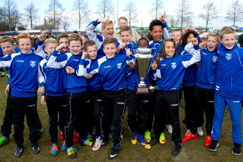 PEC Zwolle won het Toptoernooi voor de D-selectie van Voorschoten'97. Tekst | Hans Douw. Foto's | Jan Schouten